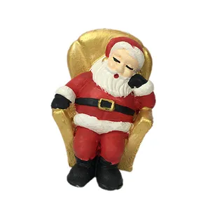 مجسمه مدل بابانوئل نشسته روی مبل