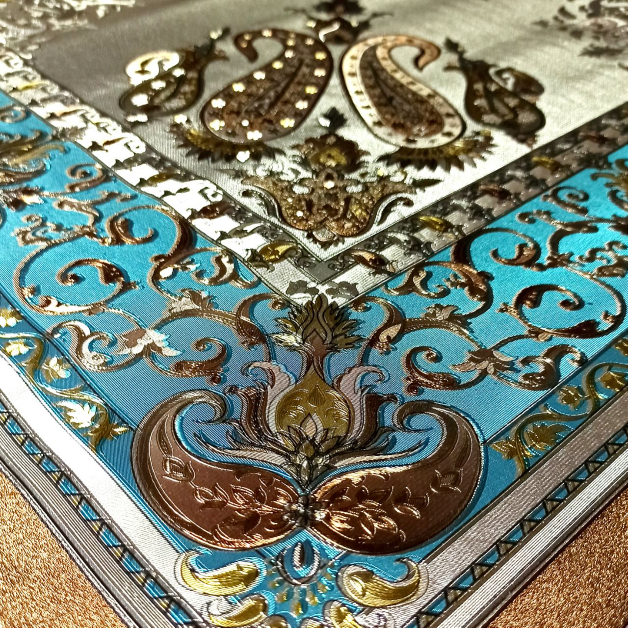 سفره چهار نفره طرح ترمه مدل پشت نخی رزین سایز 100×100 سانتی متر سفره چهار نفره طرح ترمه مدل پشت نخی رزین سایز 100×100 سانتی متر