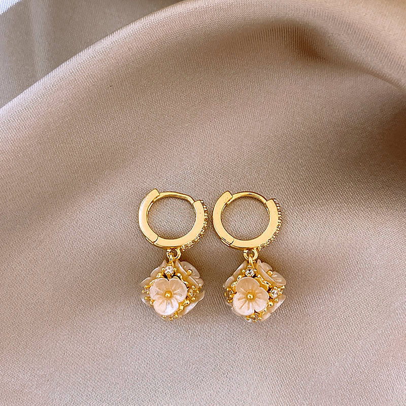 گوشواره حلقه ای زنانه مدل رینگ نگین شش گل صدفی کد 00972