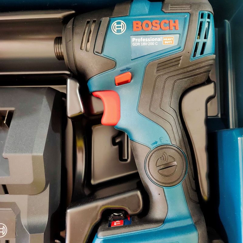 مجموعه دو عددی دریل پیچ گوشتی چکشی شارژی بوش مدل gdr 18v-200c +gsb 18v-60c