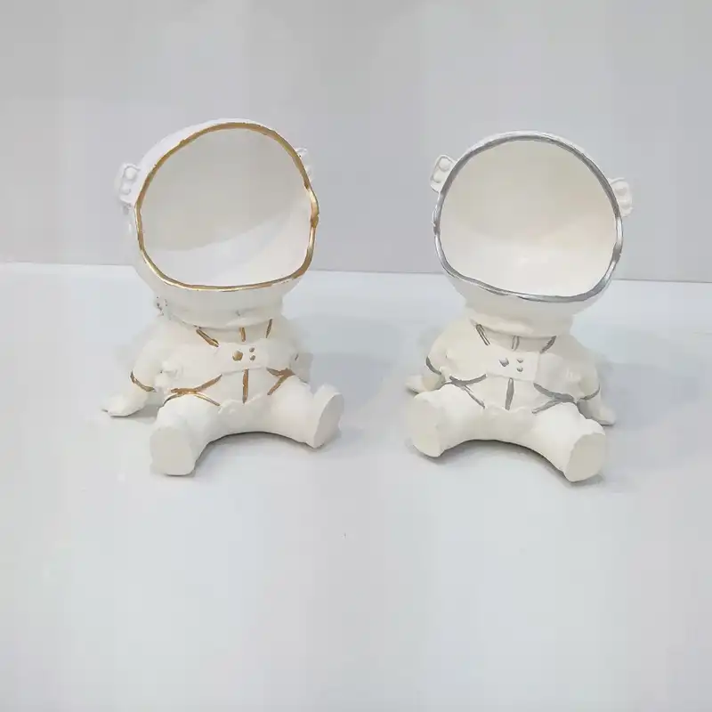 استند جواهرات مدل فضانورد نشسته