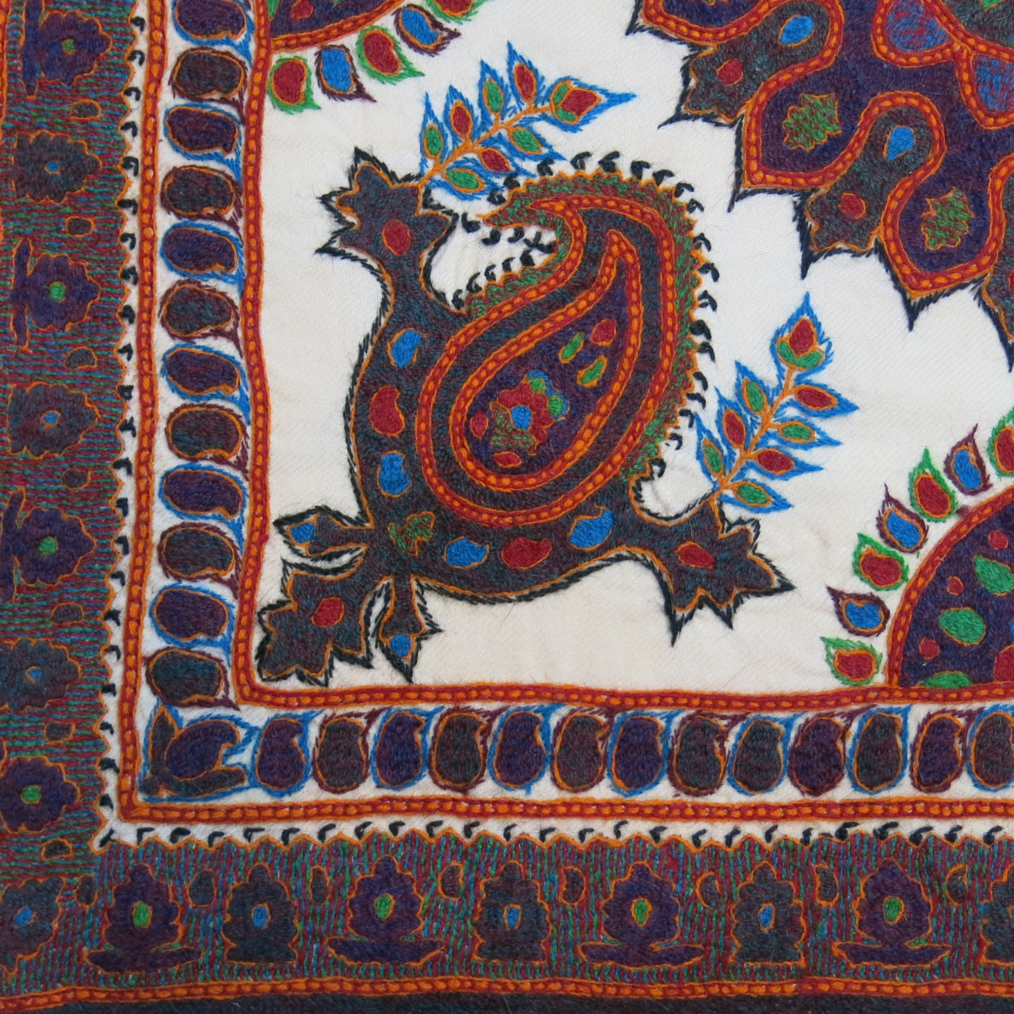 رومیزی سوزن دوزی طرح چهاربته  کد 102