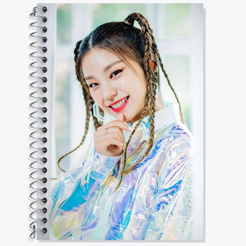 دفتر زبان 50 برگ خندالو مدل دو خط طرح یجی گروه ایتزی ITZY کد 12442