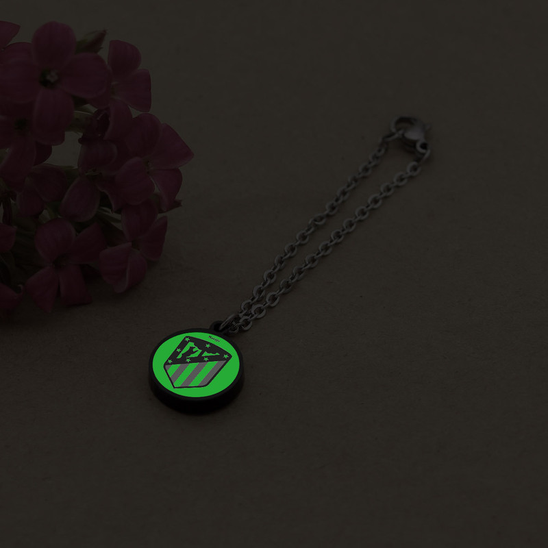 آویز ساعت زنانه ناکسیگو مدل شب تاب طرح اتلتیکو مادرید کد AW8980