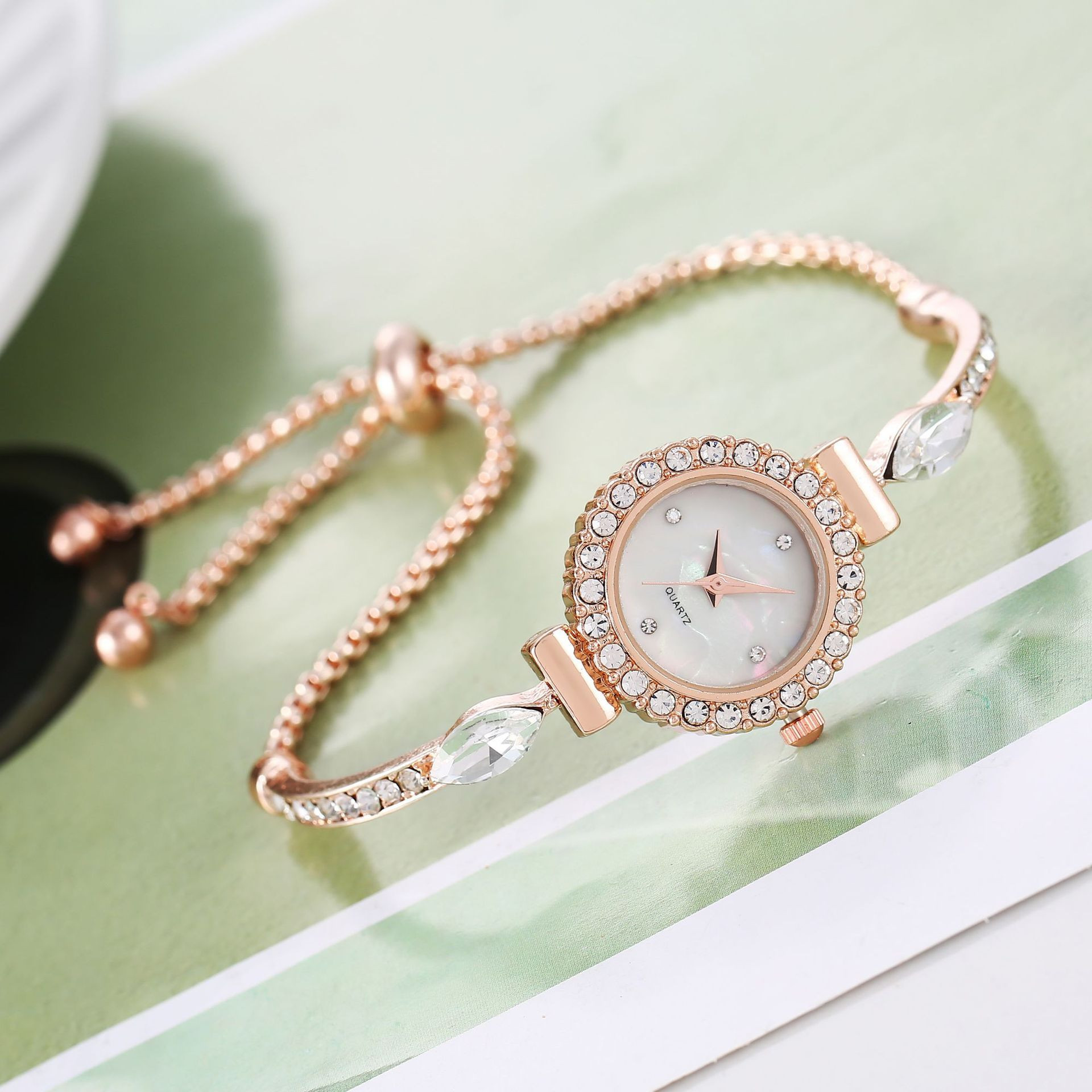 ساعت مچی عقربه ای زنانه مدل تک نگین بند دستبندی قفل کرواتی کد 013 ساعت مچی عقربه ای زنانه مدل تک نگین بند دستبندی قفل کرواتی کد 013