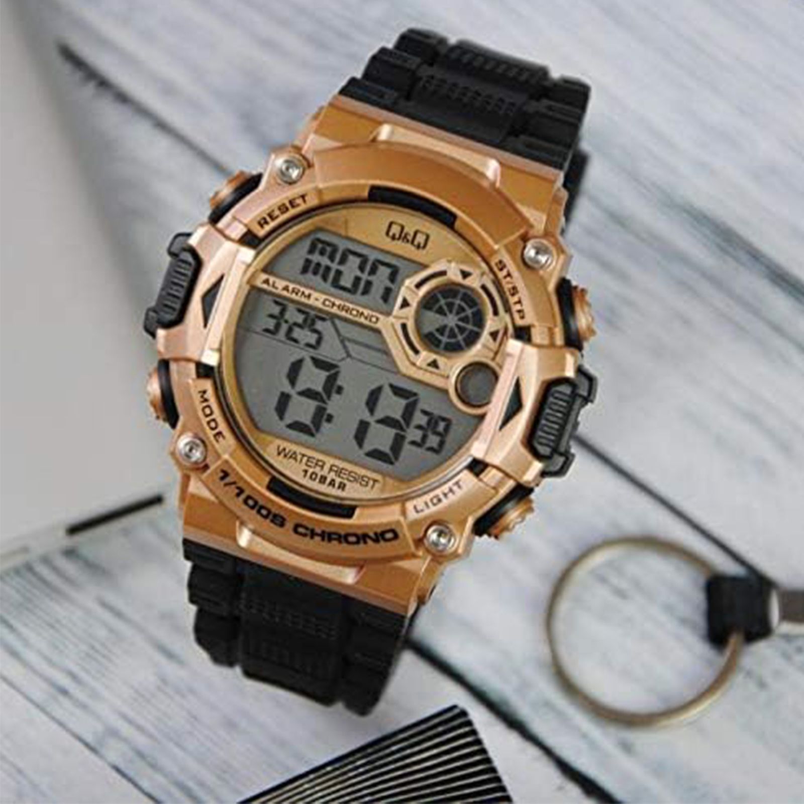 ساعت مچی دیجیتالی کیو اند کیو مدل m146j007y به همراه دستمال مخصوص برند کلین واچ -  - 5