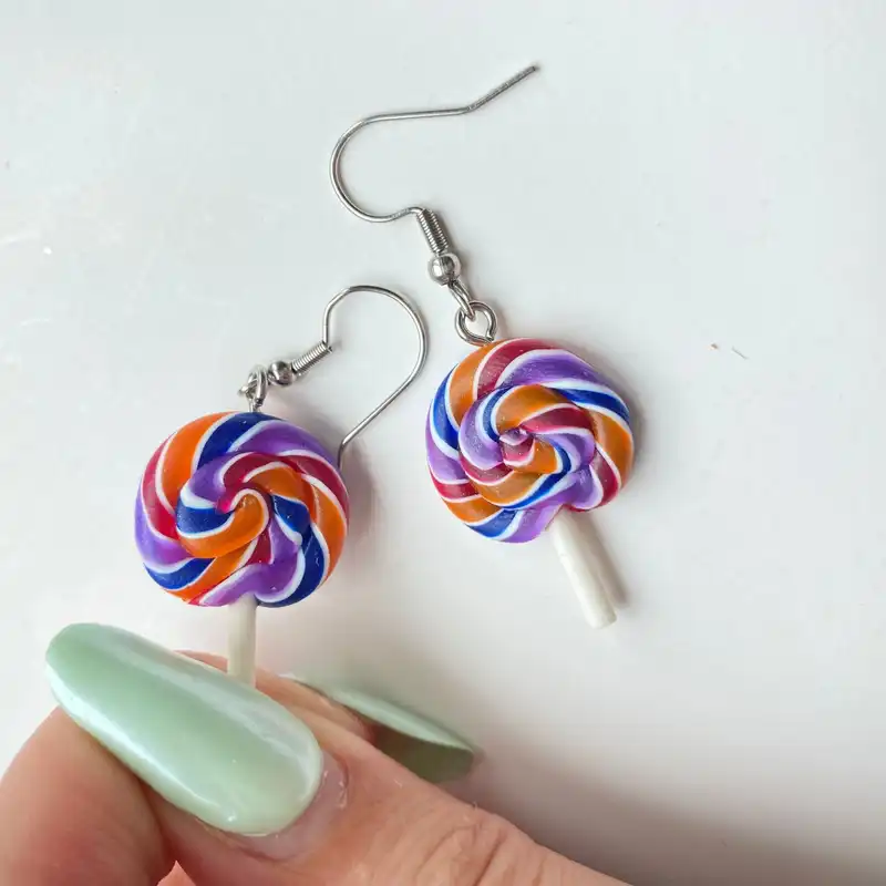 گوشواره زنانه مدل پلیمری آبنبات چوبی