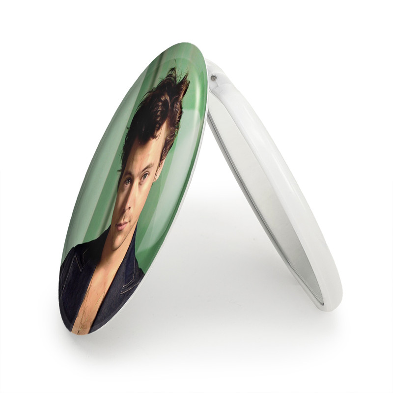 آینه جیبی خندالو طرح هری استایلز گروه موسیقی وان دایرکشن One Direction مدل تاشو کد 18985 آینه جیبی خندالو طرح هری استایلز گروه موسیقی وان دایرکشن One Direction مدل تاشو کد 18985