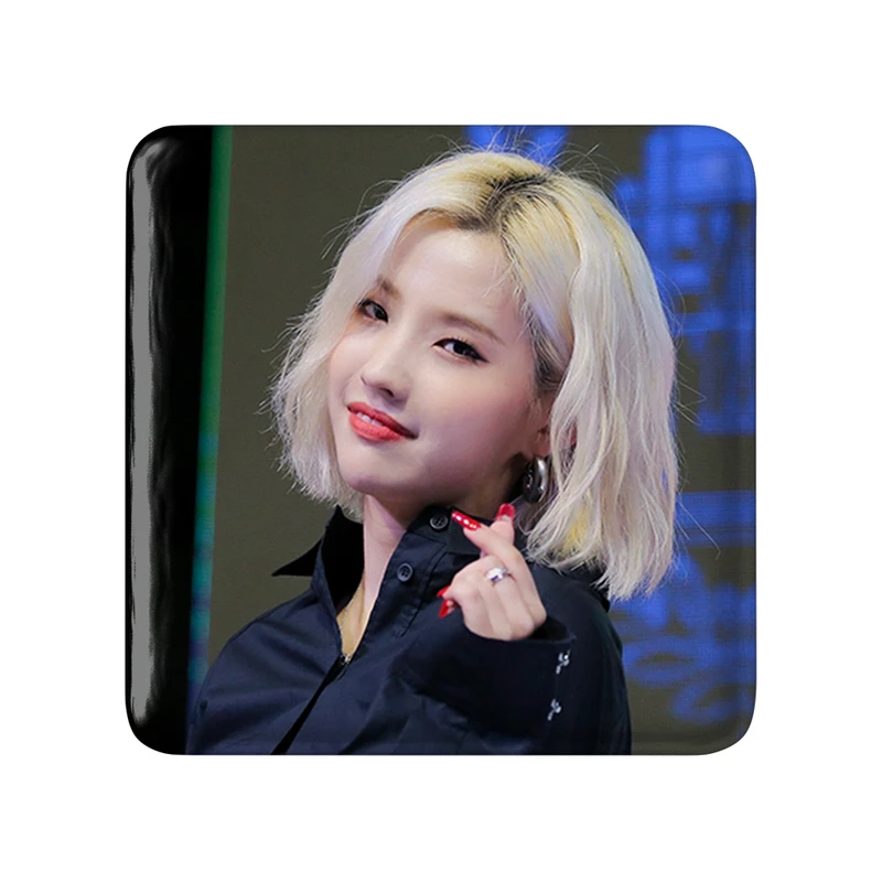 مگنت خندالو طرح سویون گروه جی آیدل GIdle  مدل مربعی کد 19576