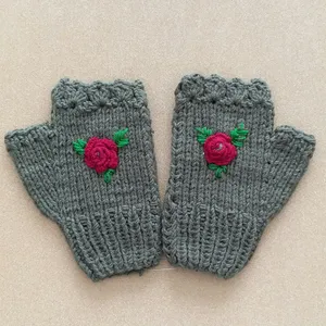 دستکش بافتنی زنانه مدل گل دوزی کد HM109