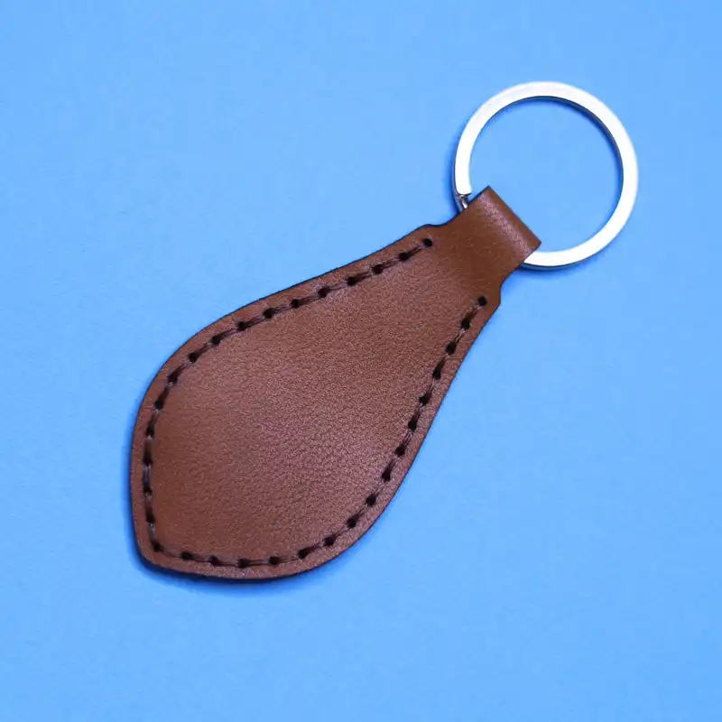 جاکلیدی چرمی مدل سزار دستدوز