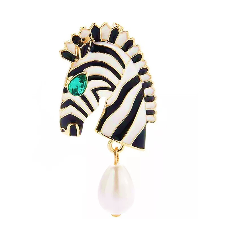 گل سینه زنانه مدل گورخر طرح چشم زمردی آویز مرواریدی کد 302