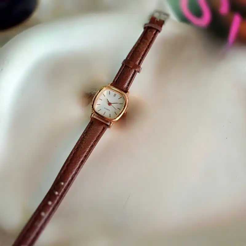 ساعت مچی عقربه ای زنانه مدل کلاسیک بند چرم کد 1