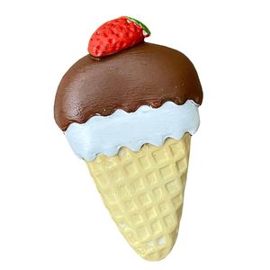 نقد و بررسی مگنت مدل بستنی قیفی توت فرنگی توسط خریداران