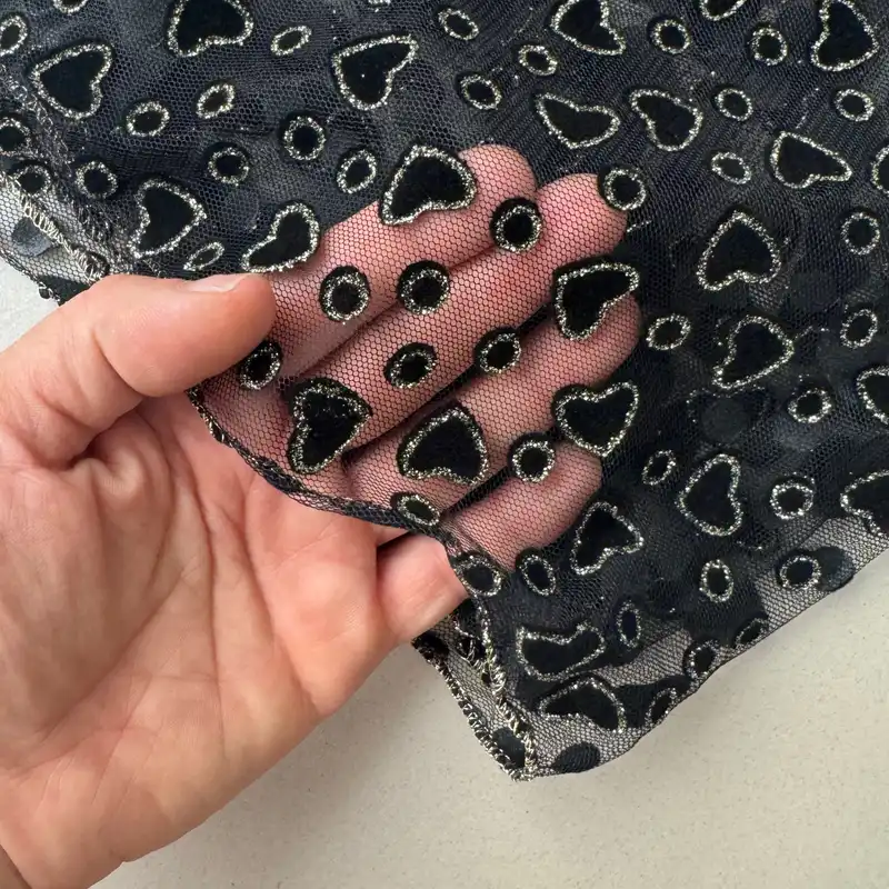 روسری زنانه مدل مینی اسکارف توری طرح قلب