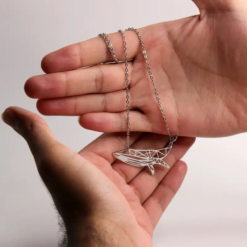 گردنبند گلسو مدل نهنگ طرح خطی استیل