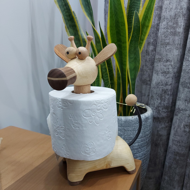 پایه رول دستمال کاغذی مدل زرافه گردن کوتاه چوبی