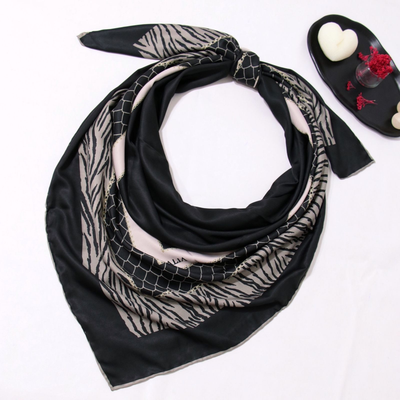 روسری زنانه مدل ابریشم توییل لاکچری طرح زبرا دور حاشیه کد ana-6015 -  - 8