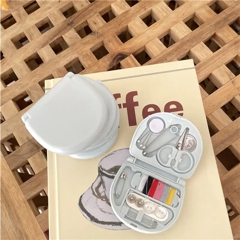 جعبه ابزار خیاطی مدل مسافرتی طرح گل بابونه مجموعه 20 عددی