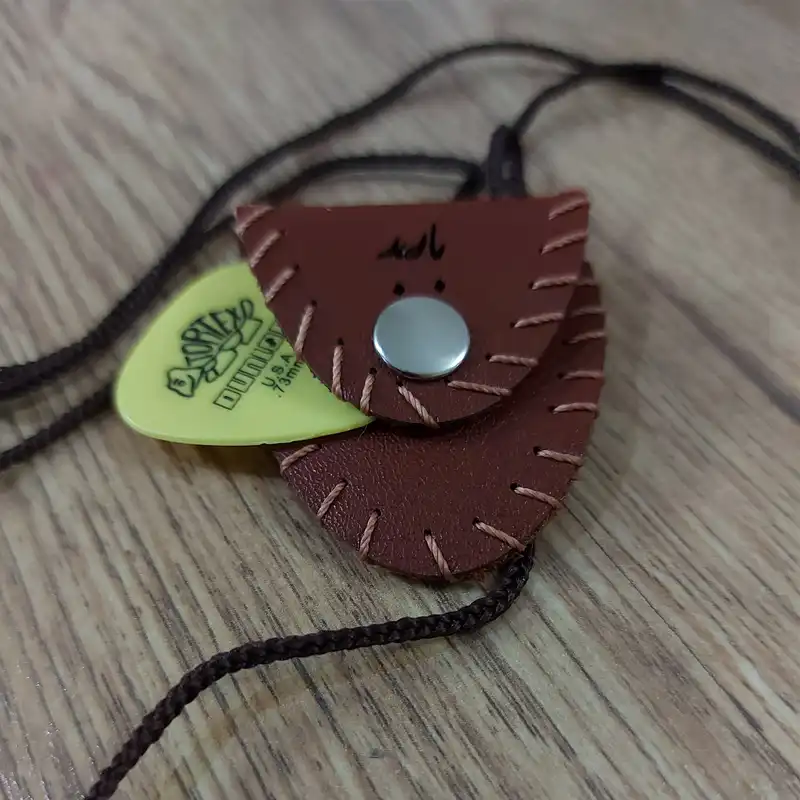 نگهدارنده پیک گیتار مدل گردن آویز