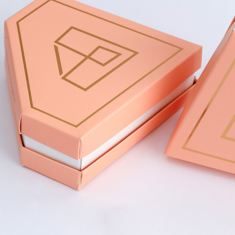 گوشواره میخی طلا 18 عیار دخترانه گالری رحمانی مدل کیتی کد 010