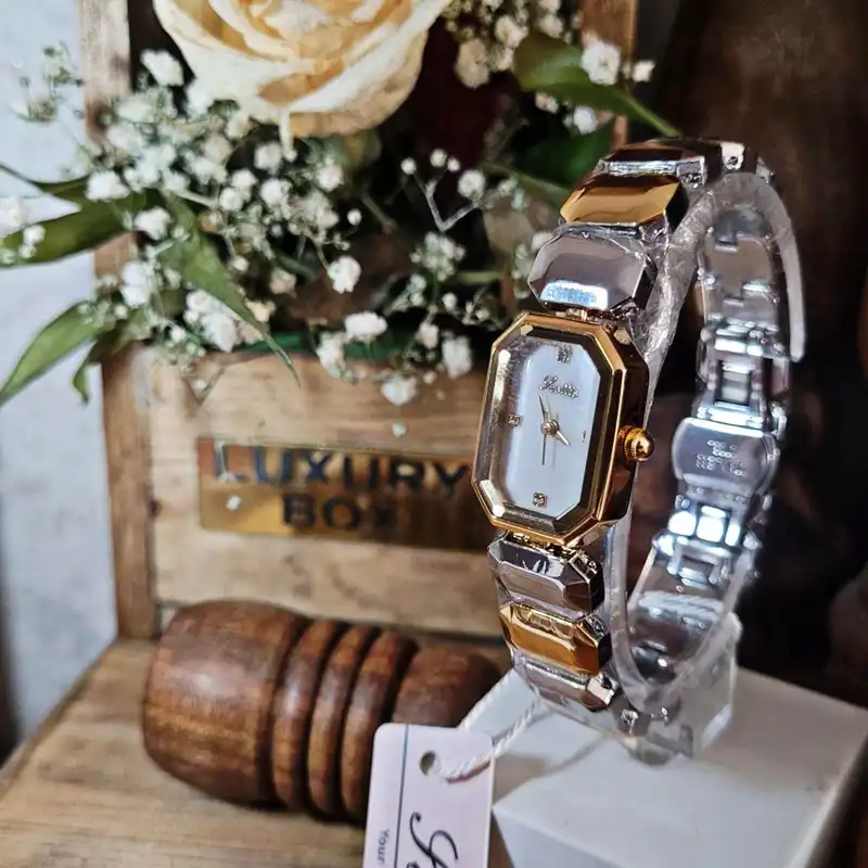 ساعت مچی عقربه ای زنانه مدل شیشه تراش نگینی قفل مخفی