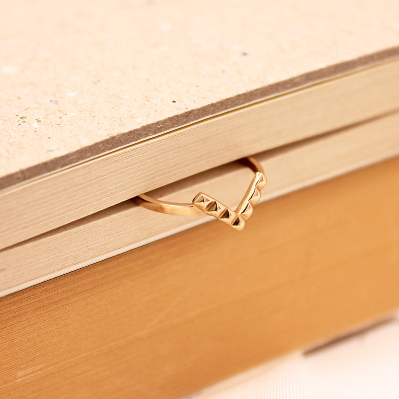 انگشتر طلا 18 عیار زنانه الی گالری مدل وی نیزه ای کد 54 انگشتر طلا 18 عیار زنانه الی گالری مدل وی نیزه ای کد 54