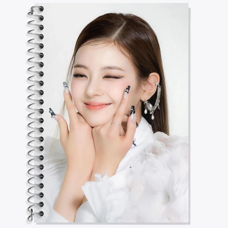 دفتر لغت 50 برگ خندالو مدل لیا گروه ایتزی ITZY کد 20195