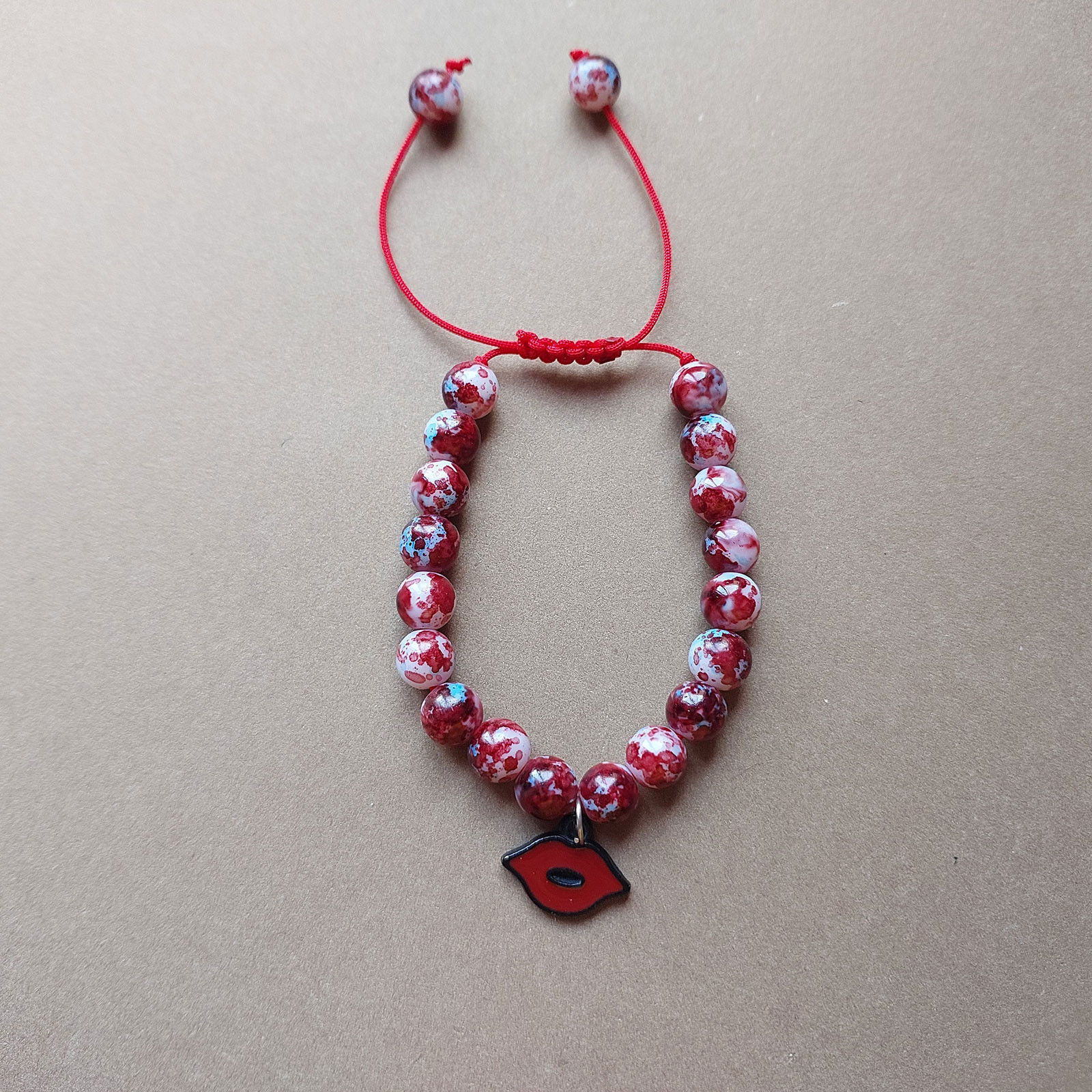 دستبند زنانه مدل آبرنگی آویز طرح لب کد HC146 دستبند زنانه مدل آبرنگی آویز طرح لب کد HC146