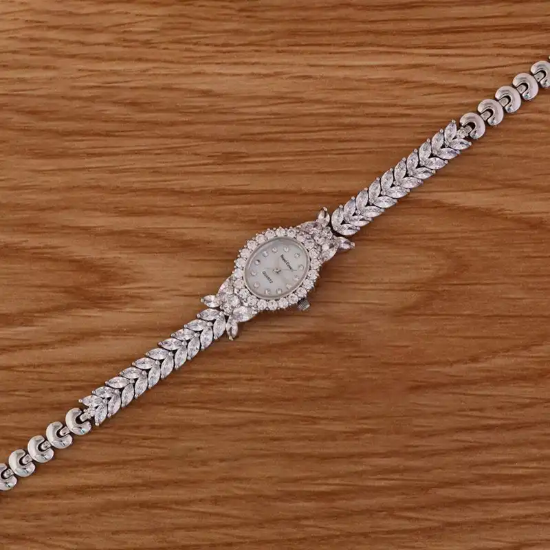 ساعت مچی عقربه ای زنانه رویال کرون مدل سیلور نگین کاری