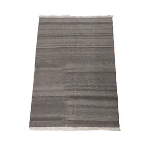 گلیم بختیاری ۱.۵ متری مدل ساده زمینه دودی 