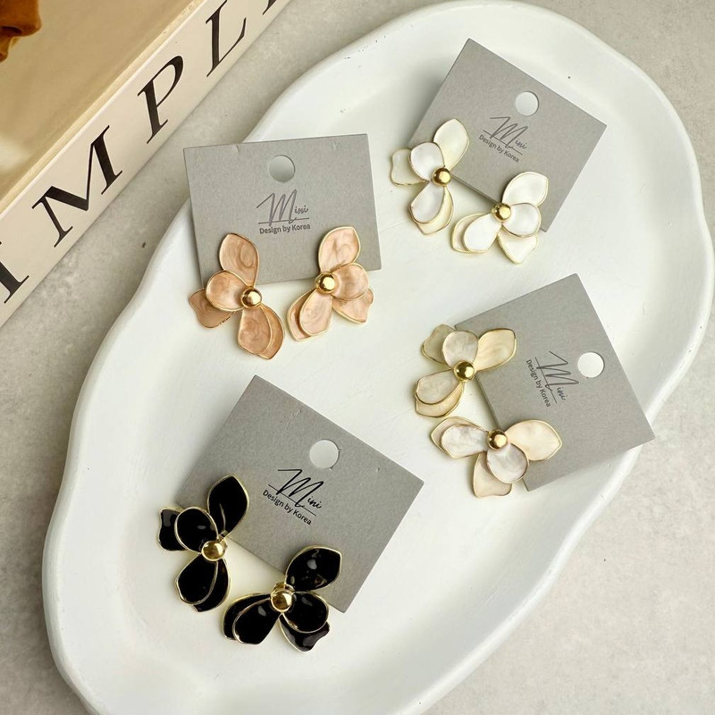 گوشواره میخی زنانه مدل رزینی طرح گل کد A24