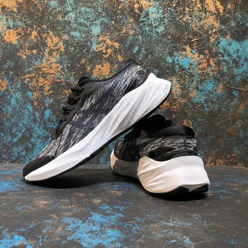 کفش مخصوص دویدن مدل   NOVABLAST 3 BKWH-113004011