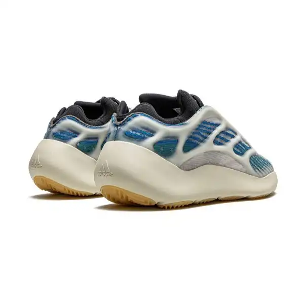 کفش راحتی مردانه مدل یزی ۷۰۰ وی ۳