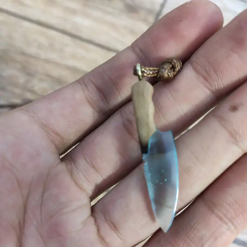 گردنبند مدل چاقو 2 شب تاب