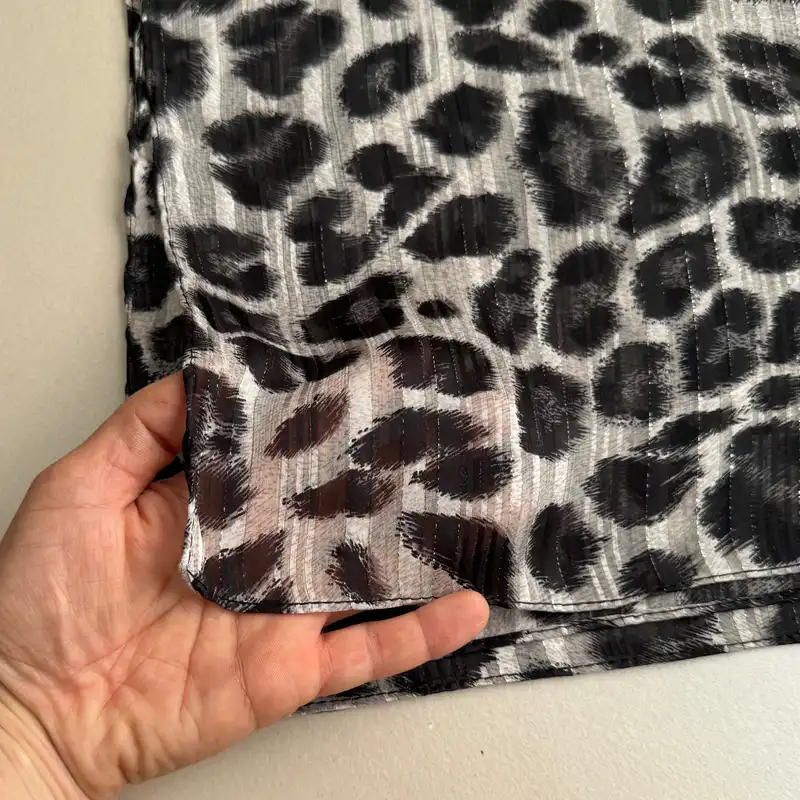 روسری زنانه مدل مینی حریر راه راه شیشه ای پلنگی قواره 70