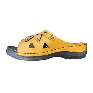 دمپایی زنانه مدل برگ نگین دار