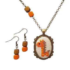 نیم ست دست دوز زنانه نمدیکا طرح زرافه کریسمس و یلدا