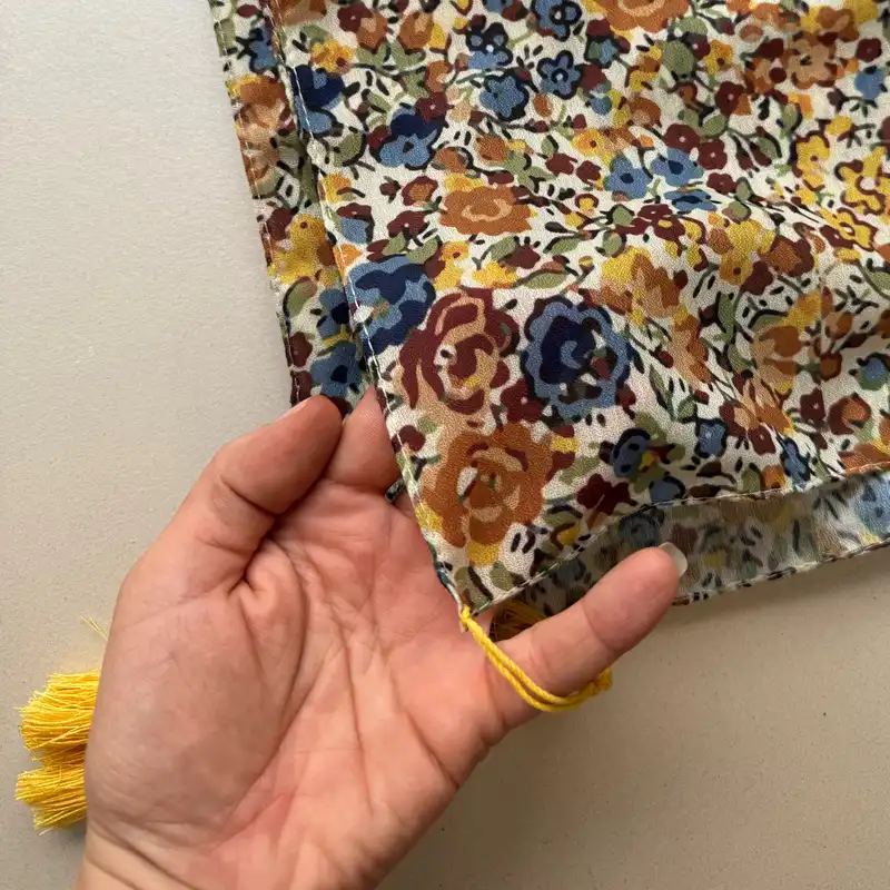 شال زنانه مدل نخی گل گلی ریز سیا منگوله دار چهارفصل کد 1