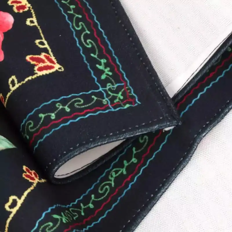 پرچم خدمتگزاران مدل کتیبه محرم طرح گلدار این خانه عزادار حسین است کد 40002321