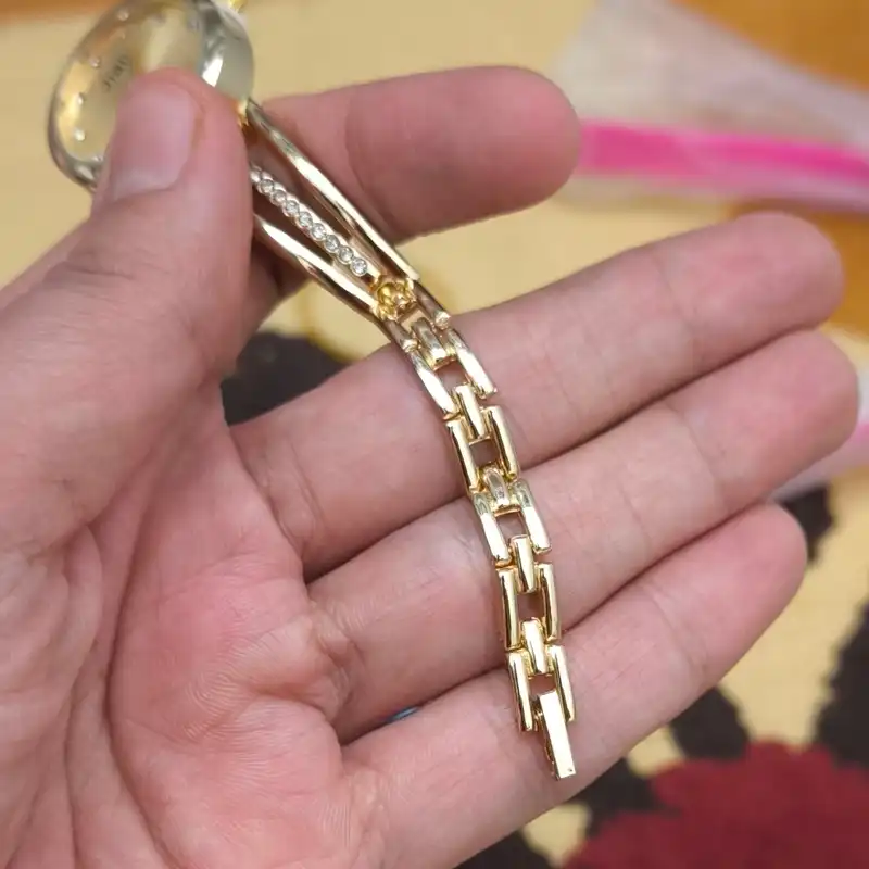 ساعت مچی عقربه ای زنانه مدل دستبندی نگین دار