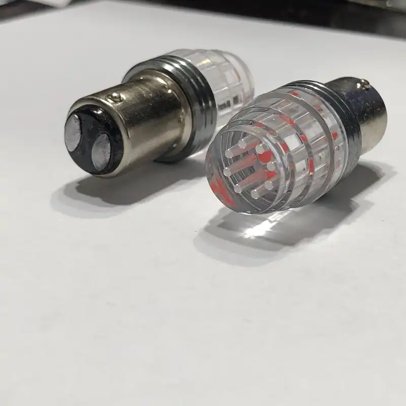 لامپ اس ام دی  ترمز خودرو مدل Hitech بسته دو عددی