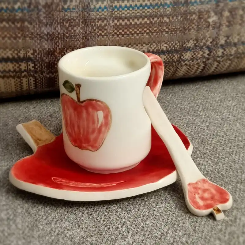 ست لیوان و زیرلیوانی سرامیکی طرح سیب به همراه قاشق