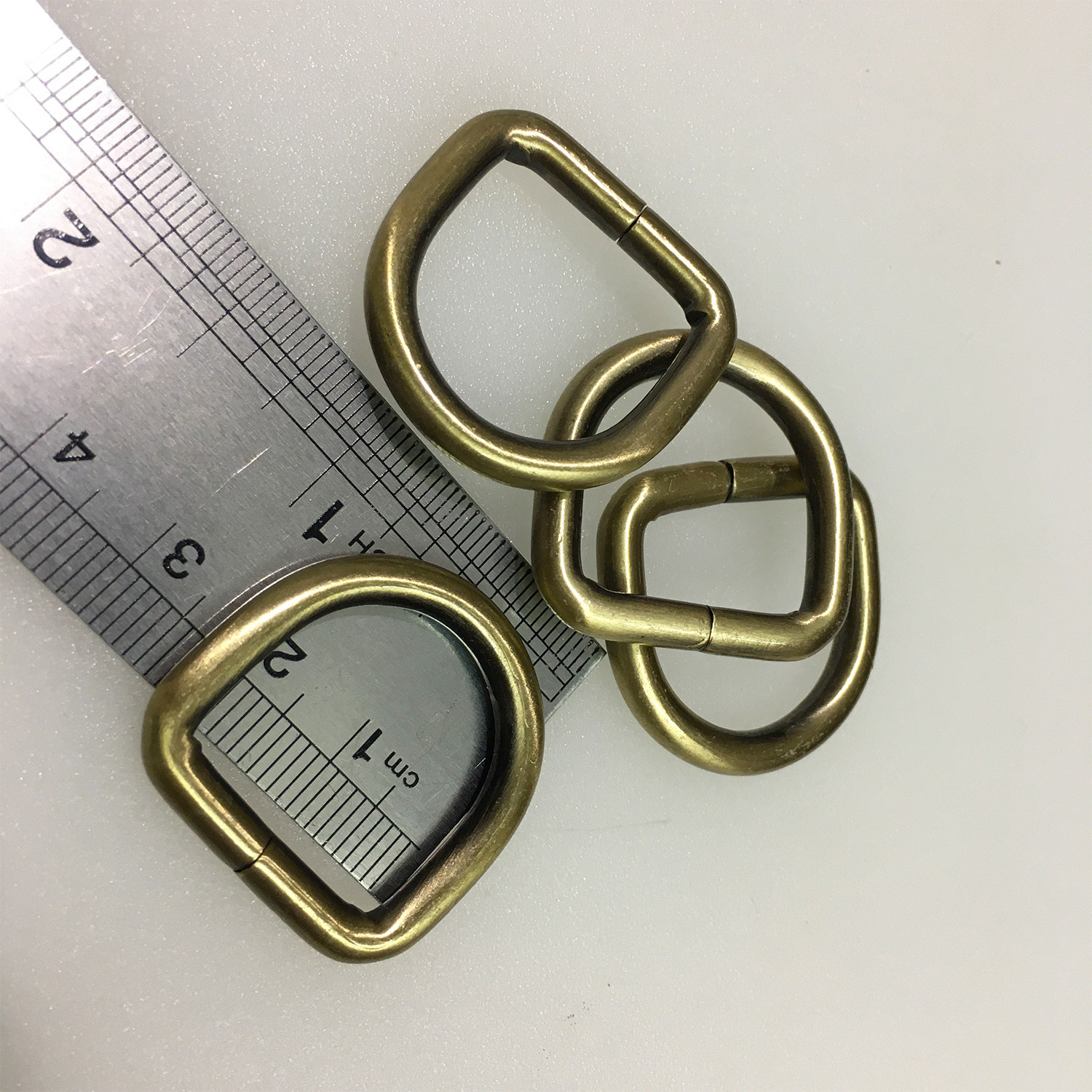 یراق کیف دوزی مدل نیم حلقه کد Y-2cmZg بسته 4 عددی یراق کیف دوزی مدل نیم حلقه کد Y-2cmZg بسته 4 عددی