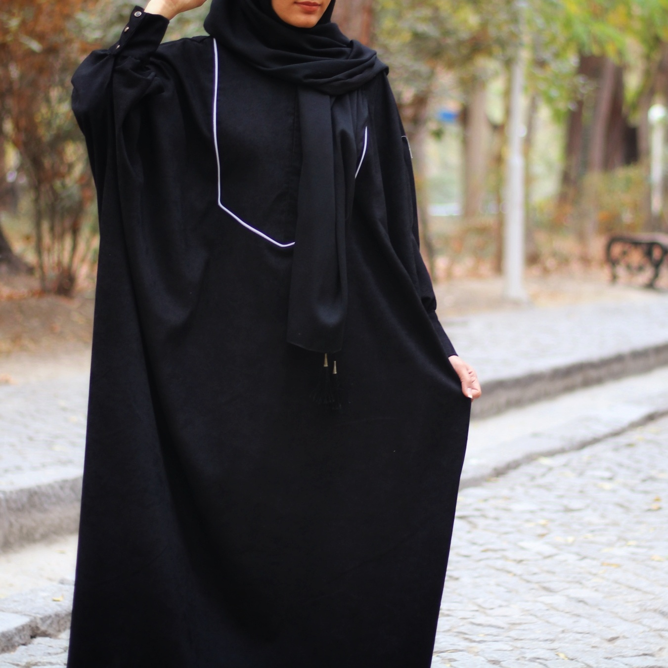 مانتو زنانه مدل عبایی پاییزی مخمل کبربتی رنگ مشکی