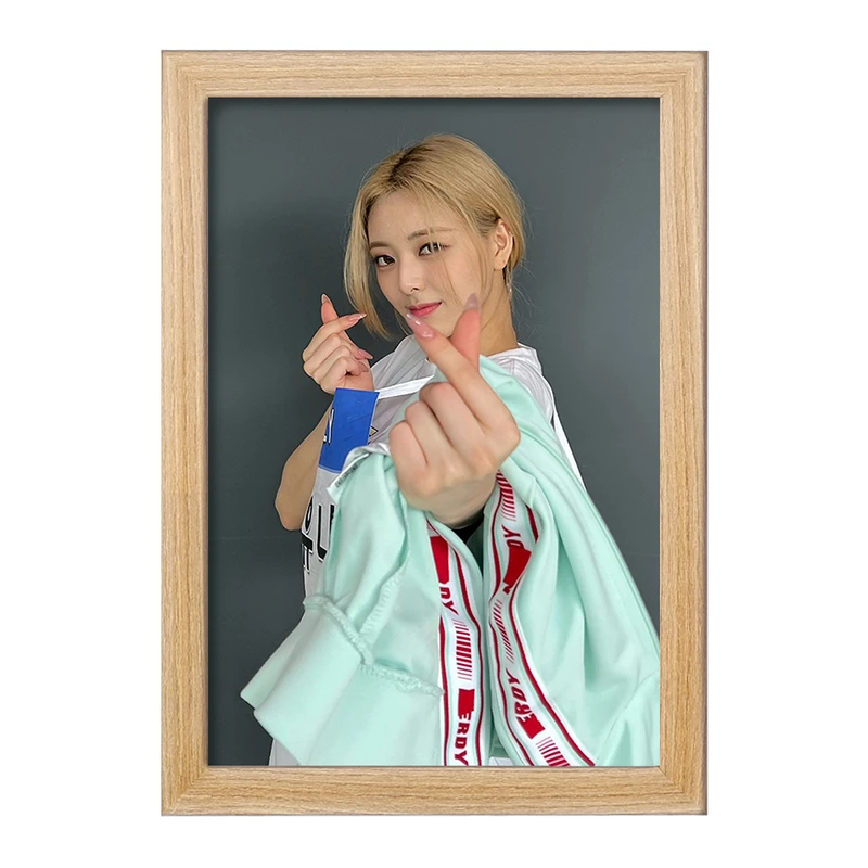 تابلو خندالو مدل یونا گروه ایتزی ITZY  کد 20216