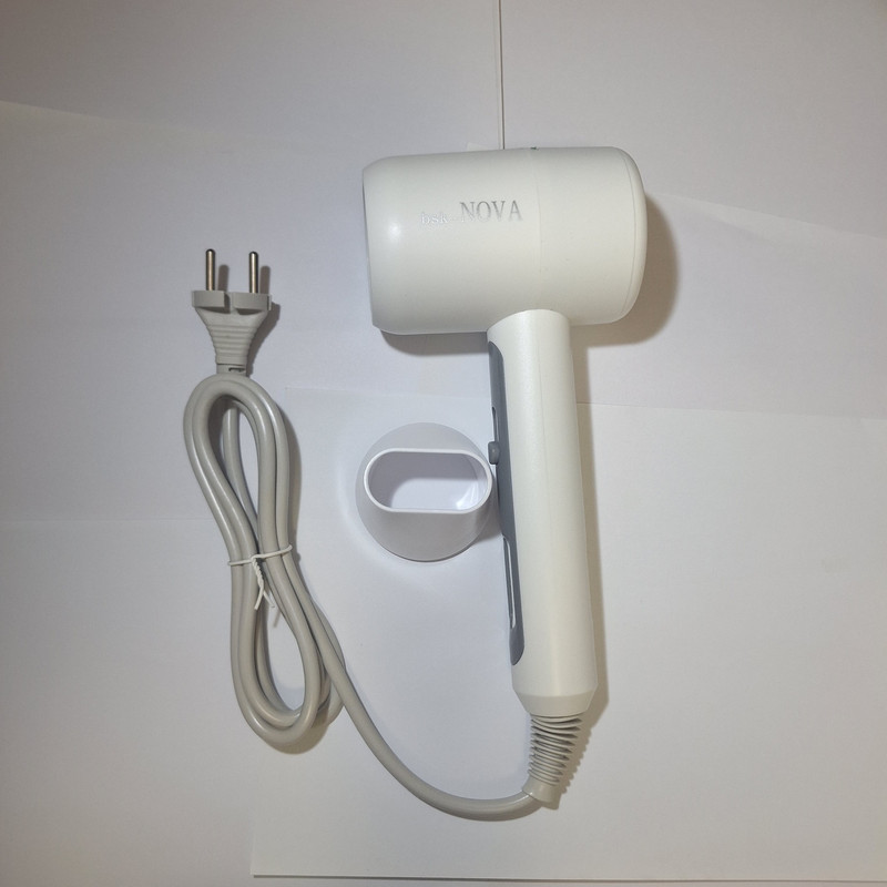 سشوار حرفه ای نوا مدل B2 با توان 3600 وات، موتور DC، تنظیم دما در دو حالت، خشک کنندگی قوی، کاهش وز مو، حجم‌دهندگی، همراه با سری متمرکزکننده پهن