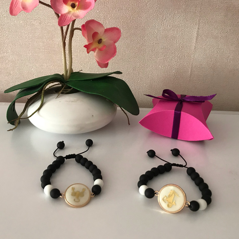 دستبند زنانه طرح ماه دی