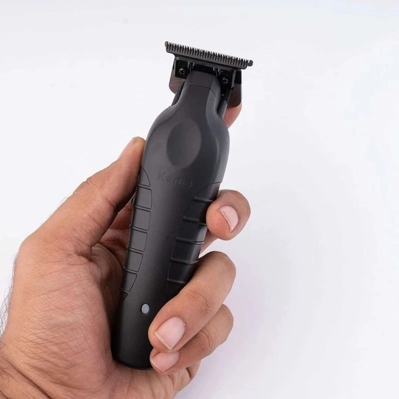 ماشین اصلاح موی صورت کیمی مدل KM-2299، اصلاح به صورت خط زن، طراحی ارگونومیک، نمایشگر LCD، منبع انرژی با باتری قابل شارژ، تکنولوژی اصلاح به صورت تریم، به‌همراه کابل شارژ USB، برس، روغن