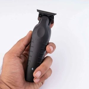 ماشین اصلاح موی صورت کیمی مدل KM-2299، اصلاح به صورت خط زن، طراحی ارگونومیک، نمایشگر LCD، منبع انرژی با باتری قابل شارژ، تکنولوژی اصلاح به صورت تریم، به‌همراه کابل شارژ USB، برس، روغن